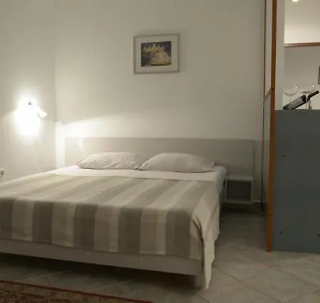Ypsilon * Sveta Nedelja (Hvar)